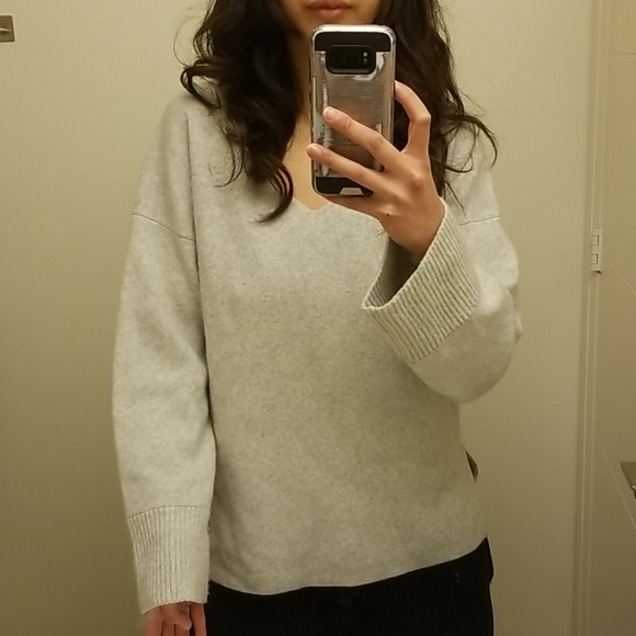 Light grey wool sweater w flared sleeves - Picture 9 of 9